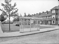 44336 Afbeelding van een abri bij de kruising van de Rijnlaan en de Socrateslaan.